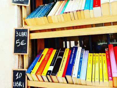 �Sono i libri che riceviamo in dono � ci spiegano subito le due giovani � e che cediamo a un prezzo pi� basso o in pacchetti come quelli da 3 volumi a 5 euro�